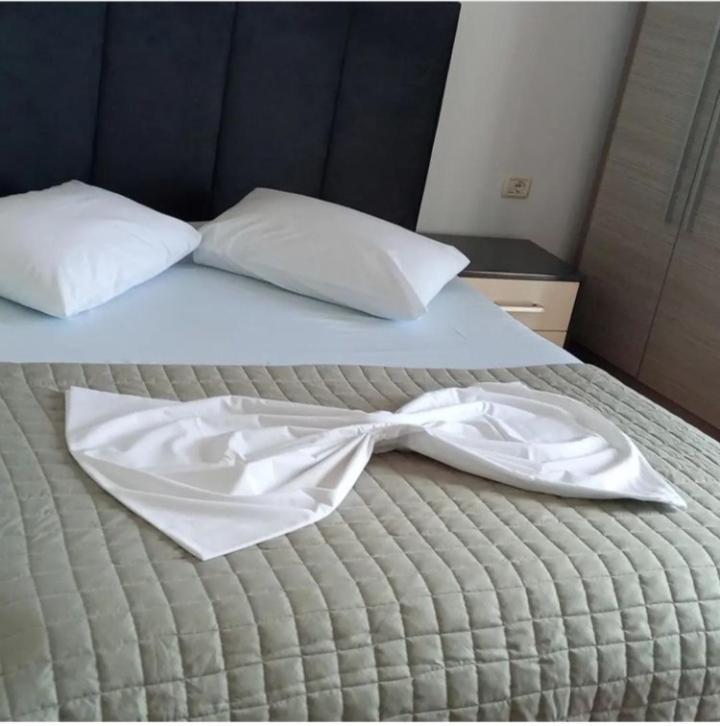 Anxhelos Hotel Himare Exteriör bild
