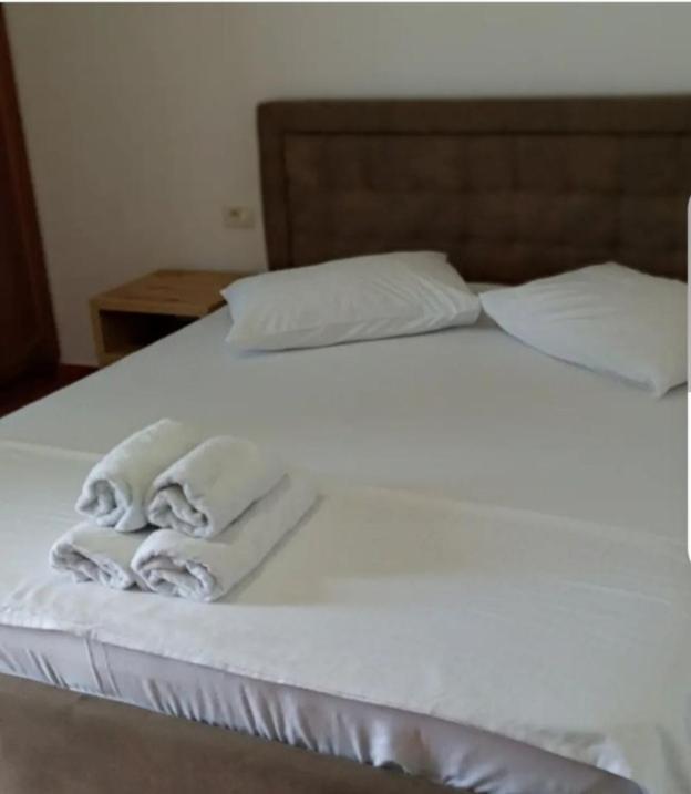 Anxhelos Hotel Himare Exteriör bild