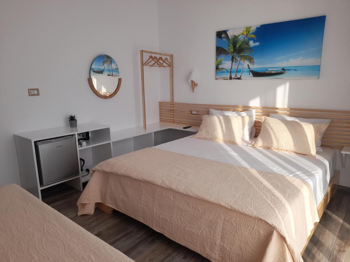 Anxhelos Hotel Himare Exteriör bild