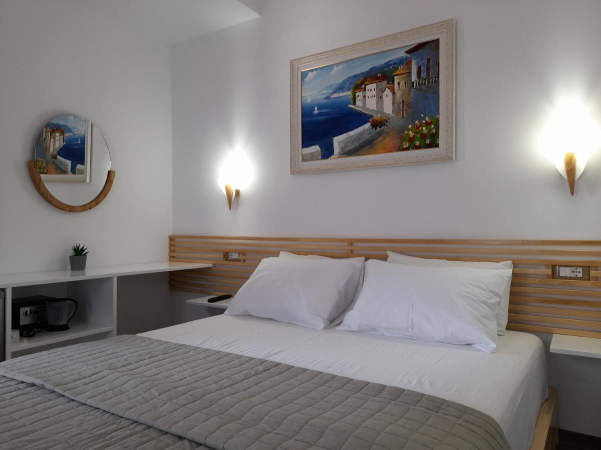 Anxhelos Hotel Himare Exteriör bild