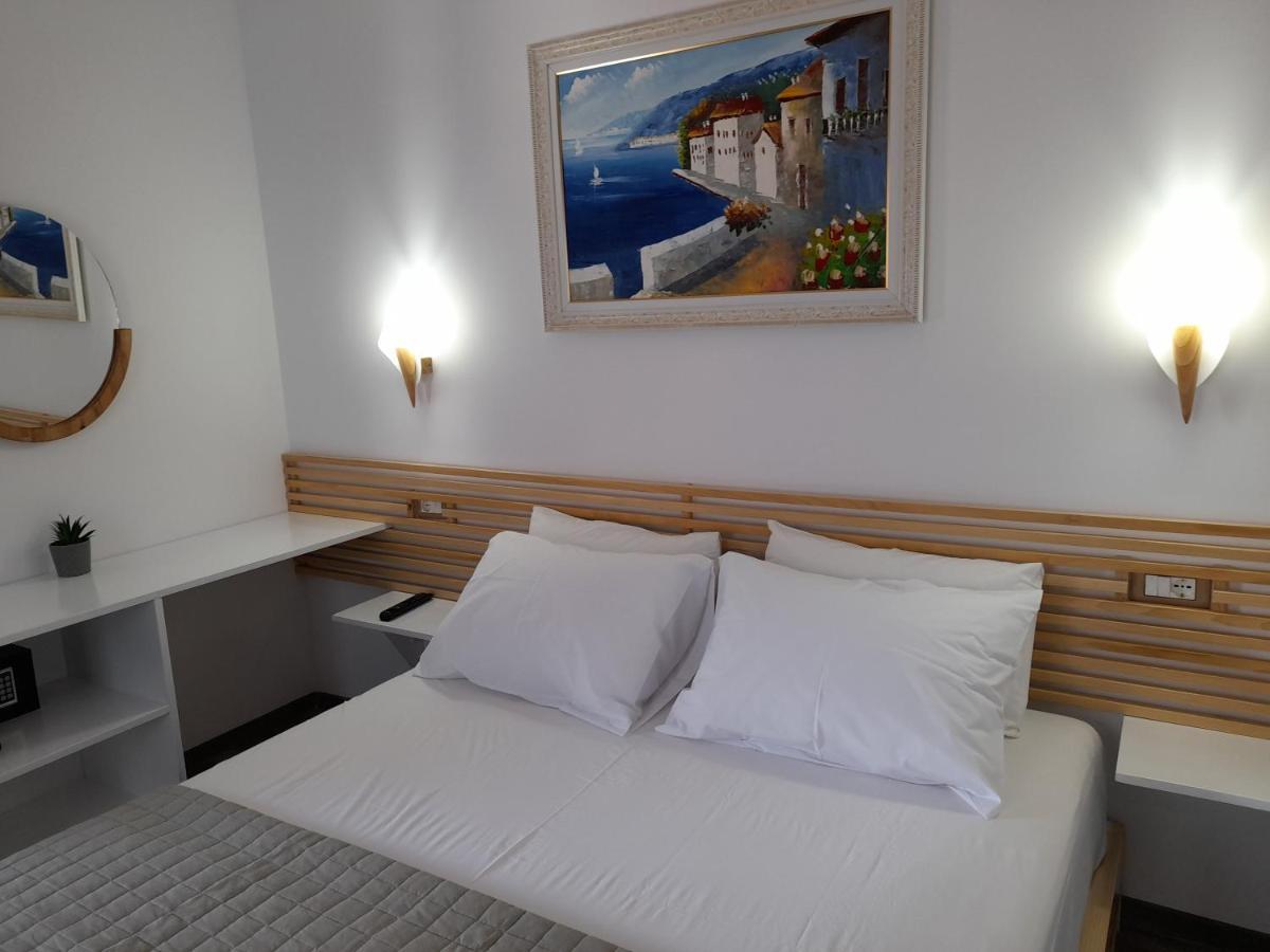 Anxhelos Hotel Himare Exteriör bild
