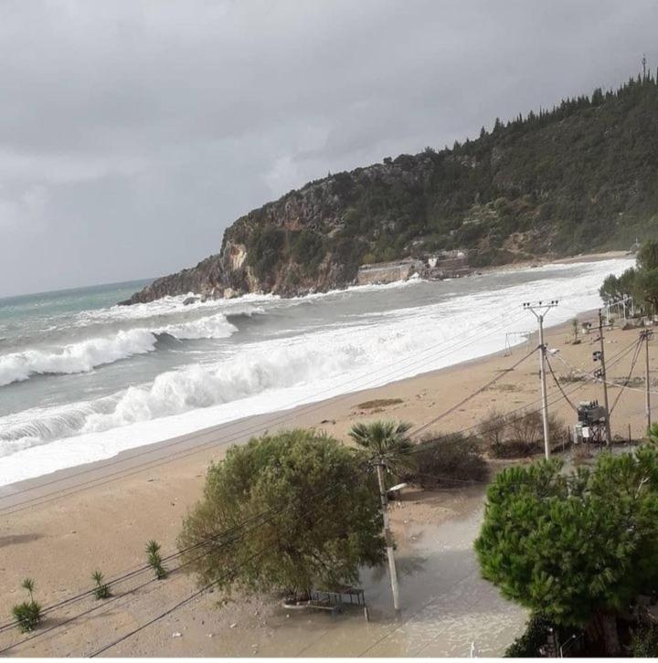 Anxhelos Hotel Himare Exteriör bild