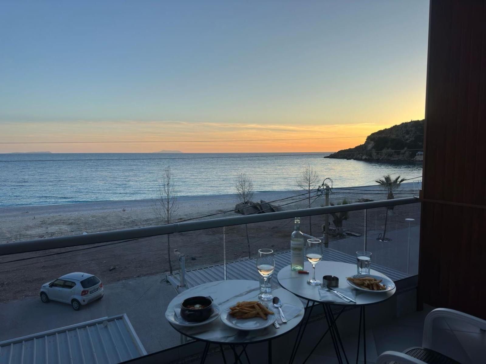 Anxhelos Hotel Himare Exteriör bild