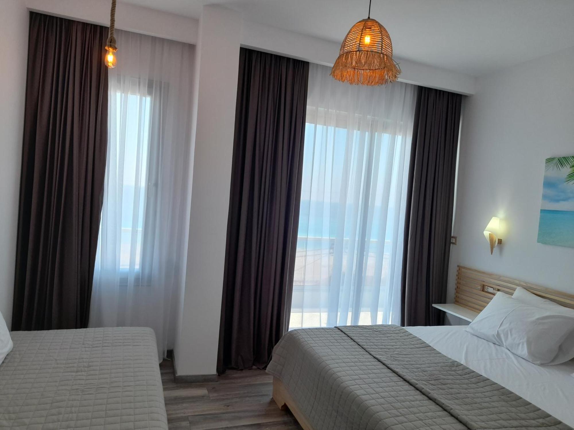 Anxhelos Hotel Himare Exteriör bild